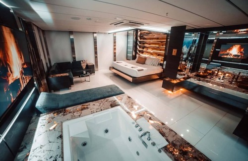 Lalinde Apartment | 10 bedroom Luxurious Sultan's Apartment ,lleras park. Bachelor Party friendly