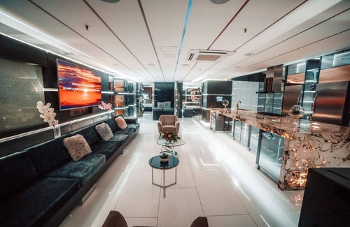 Lalinde Apartment | 10 bedroom Luxurious Sultan's Apartment ,lleras park. Bachelor Party friendly