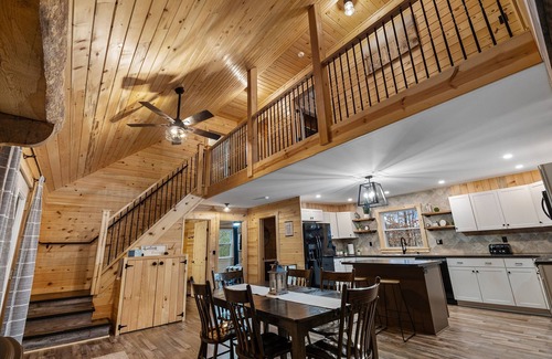 Orbisonia House | 10 beds, 30 min to Raystown - Secluded with Hot tub