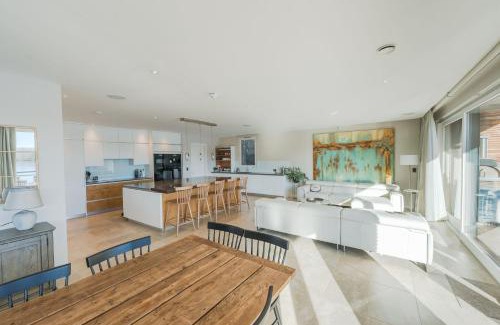 Lechlade House | 10 Bowmoor Edge By Birch Stays