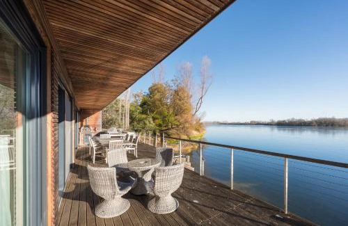 Lechlade House | 10 Bowmoor Edge By Birch Stays