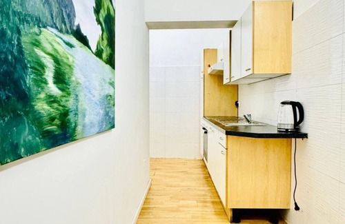Ottakring Apartment | 10 BR Apartment for Groups, 8-Min to Rathausplatz
