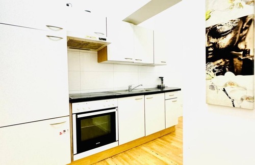 Ottakring Apartment | 10 BR Apartment for Groups, 8-Min to Rathausplatz