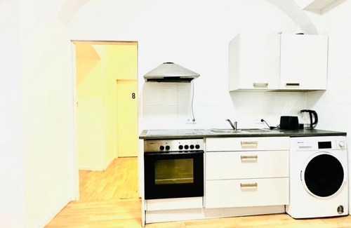 Ottakring Apartment | 10 BR Apartment for Groups, 8-Min to Rathausplatz