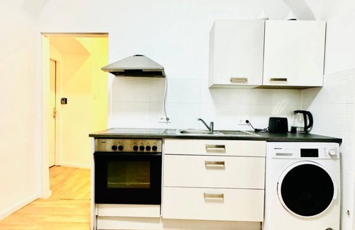 Ottakring Apartment | 10 BR Apartment for Groups, 8-Min to Rathausplatz