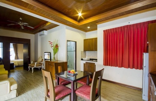 Jomtien House | 10 BR Pratamnak villa with pool