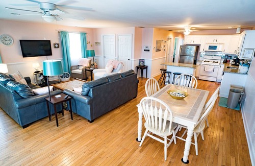 Wildwood Condo | 10% DISCOUNT FOR REST OF 2025 SEASON. 1/2 BLOCK TO BOARDWALK AND RIDES.