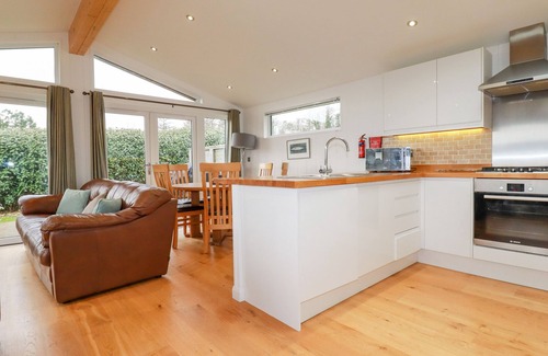 Dobwalls Cottage | 10 FARAWAY FIELDS, luxury holiday cottage, with hot tub in Dobwalls