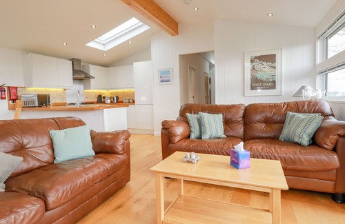 Dobwalls Cottage | 10 FARAWAY FIELDS, luxury holiday cottage, with hot tub in Dobwalls