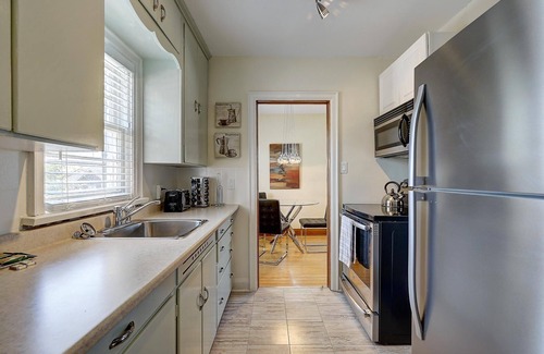 Barrie Apartment | 10% Flash Sale! Bright & Airy Apartment: Lovely Backyard & Off Street Parking!
