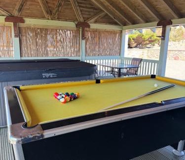 Heriot House | 10 Guests - 5 Bedrooms - Deck - Hot Tub