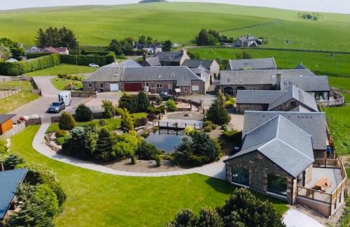 Heriot House | 10 Guests - 5 Bedrooms - Deck - Hot Tub