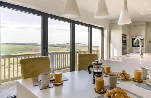 Heriot Cottage | 10 Guests - 5 Bedrooms - Deck - Hot Tub