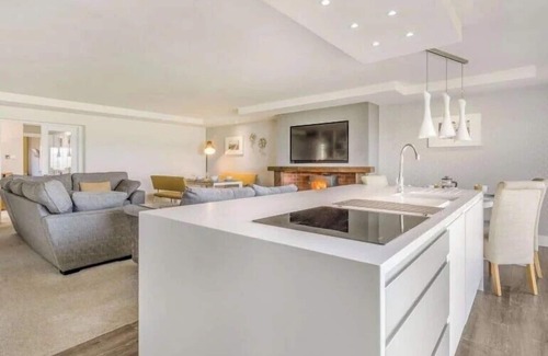 Heriot Cottage | 10 Guests - 5 Bedrooms - Deck - Hot Tub