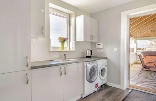 Heriot Cottage | 10 Guests - 5 Bedrooms - Deck - Hot Tub
