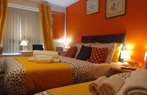 Walsall Apartment | 10 Guests - Garden - Quiet Retreat Cottage