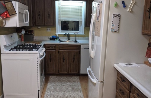 Monroe House | 10 individual XL twin beds, seats 20 plus in chairs, 2 kitchen & living rooms