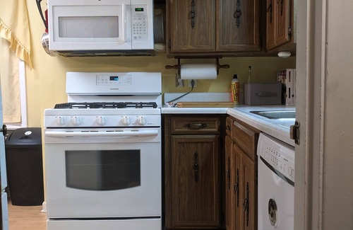 Monroe House | 10 individual XL twin beds, seats 20 plus in chairs, 2 kitchen & living rooms