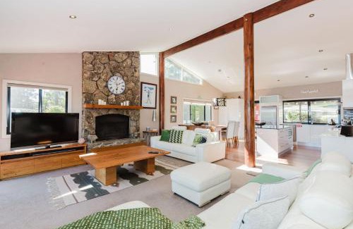 East Jindabyne House | 10 Kanangra Crescent - Entire
