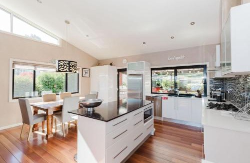 East Jindabyne House | 10 Kanangra Crescent - Entire