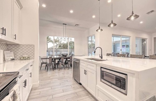 Paradise Valley Village House | 10 Large Bedrooms | Ping Pong | Hot Tub