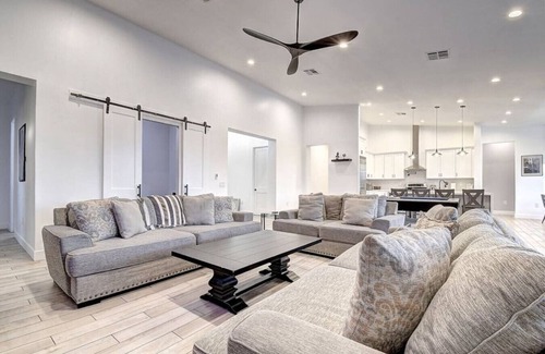 Paradise Valley Village House | 10 Large Bedrooms | Ping Pong | Hot Tub