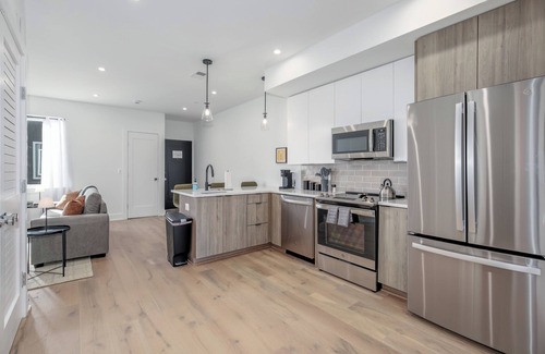 Southeast House | #10 Luxury Capitol Hill Suite 2 Bed/1 Bath - 3 min. Walk to Metro!