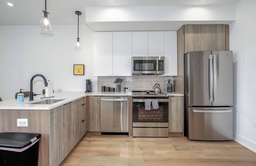 Southeast House | #10 Luxury Capitol Hill Suite 2 Bed/1 Bath - 3 min. Walk to Metro!