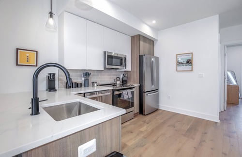 Southeast House | #10 Luxury Capitol Hill Suite 2 Bed/1 Bath - 3 min. Walk to Metro!