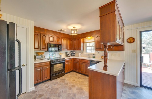 Leola House | 10 Mi to Dtwn Lancaster: Charming Home w/Yard!
