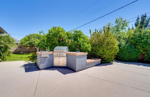 Arcadia Apartment | 10 Mi to Dtwn Phoenix Studio with Outdoor Kitchen!