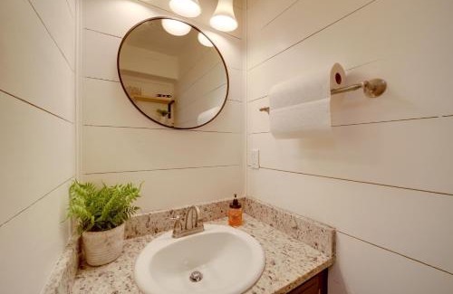 South Tulsa Apartment | 10 Mi to Dtwn Tulsa Condo with Pool Access!