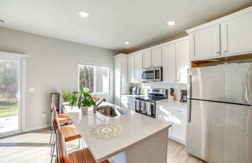Kentwood House | 10 Mi to Grand Rapids: Modern Townhome!