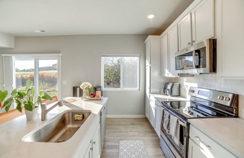Kentwood House | 10 Mi to Grand Rapids: Modern Townhome!
