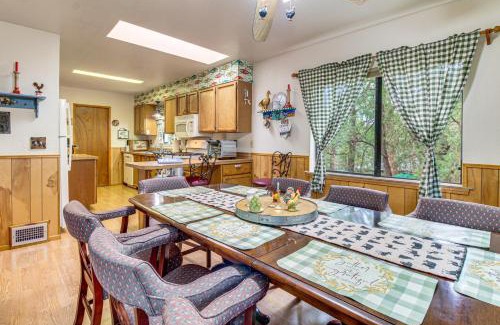 Pinetop-Lakeside House | 10 Mi to Show Low Pinetop-Lakeside Family Cabin!