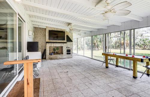 Country Club Estates House | 10 Mi to St Simons Island Home with Screened Porch