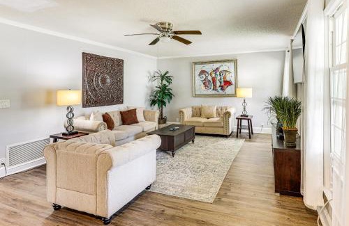 Country Club Estates House | 10 Mi to St Simons Island Home with Screened Porch