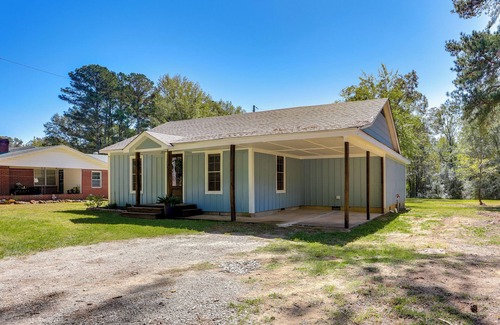 Iuka Cottage | 10 Mi to Tennessee River: Blue Willow-themed Home