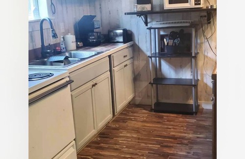 Woodville Cabin | 10 miles from Clark’s Creek and 3 miles from Lake Mary