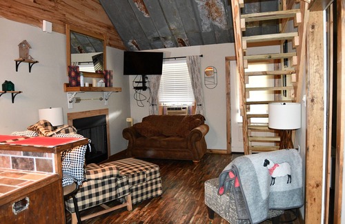 Woodville Cabin | 10 miles from Clark’s Creek and 3 miles from Lake Mary