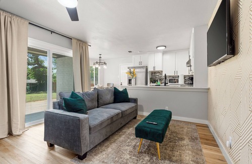 Euless House | 10 Miles to DFW Airport, Retreat in Euless.