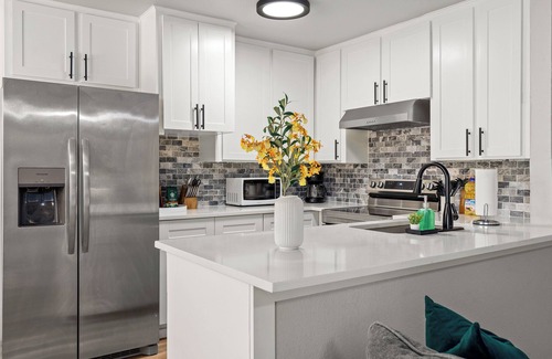 Euless House | 10 Miles to DFW Airport, Retreat in Euless.