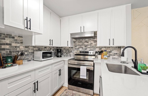 Euless House | 10 Miles to DFW Airport, Retreat in Euless.