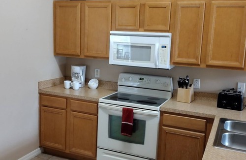 Solana House | 10 miles to Disney World, private pool and spa, guarded and gated community, washer and dryer