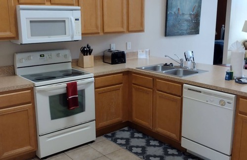 Solana House | 10 miles to Disney World, private pool and spa, guarded and gated community, washer and dryer
