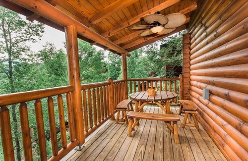 Gatlinburg - Pigeon Forge Cabin | 10 Min 2 Pigeon Forge Pkwy/Gorgeous Cabin/Hot Tub