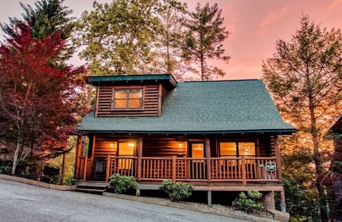 Gatlinburg - Pigeon Forge Cabin | 10 Min 2 Pigeon Forge Pkwy/Gorgeous Cabin/Hot Tub