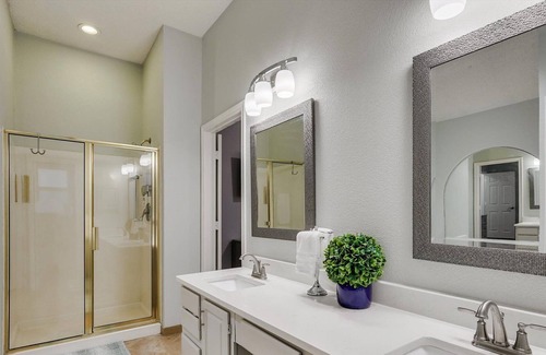 Grapevine House | 10 min from DFW Airport in Grapevine! 30+ Day Stays