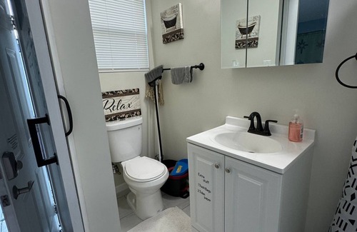 Westside Apartment | 10 min from downtown and the jaguar park!