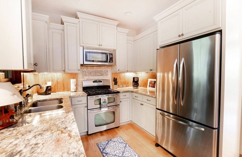 Cullowhee Cabin | 10 min from downtown Cashiers - Mountain View - King Bed